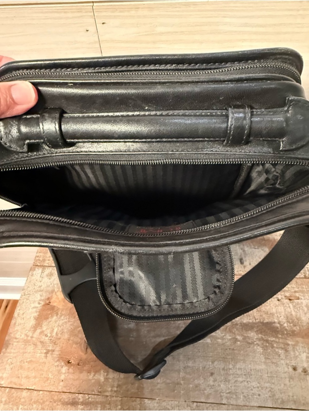 Tumi Crossbody Messenger Black Leather Bag Pockets - Picture 9 of 16